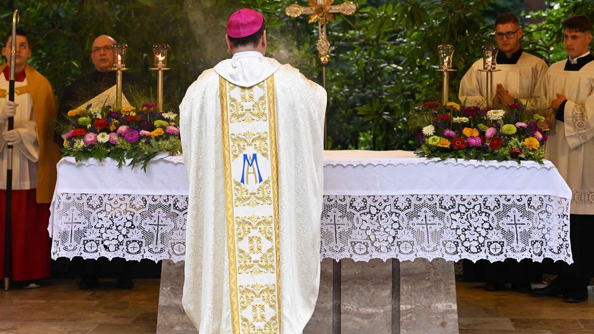 Maria Vesperbild begeht heuer sein 375. Wallfahrtsjubiläum. Bischof Bertram feierte dort zum zweiten Mal Mariä Himmelfahrt.
