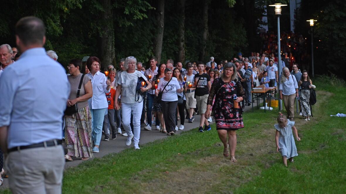Unter Gebeten und Gesängen zogen die Gläubigen mit einer Prozession durch den Wald. 
