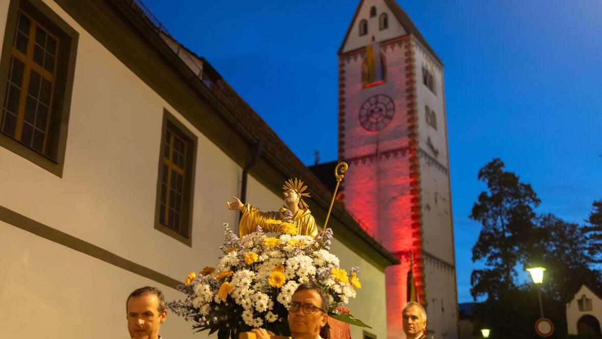 Dem Heiligen ganz nah: Berühren der Reliquien des hl. Magnus in der Füssener Kirche St. Mang (Fotos: Julian Schmidt / pba)