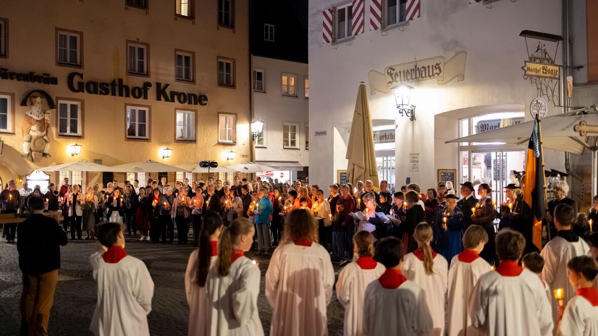 Hunderte Menschen nahmen an der Lichterprozession durch die Altstadt teil.