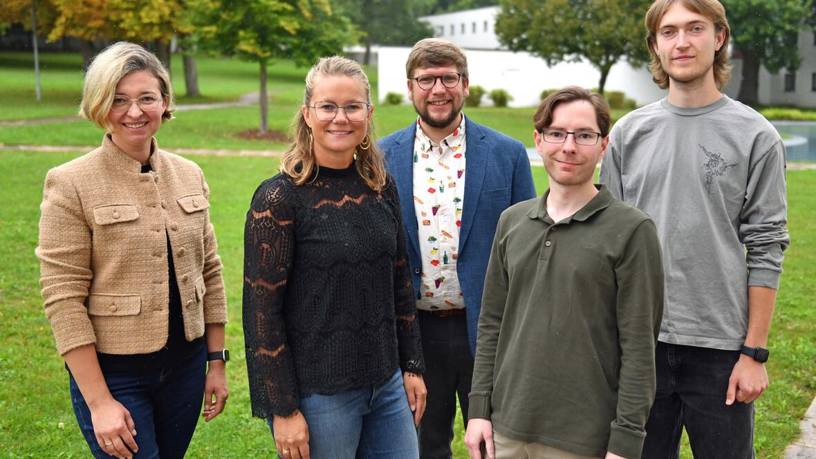 Neue Religionslehrkräfte i. K. für Realschulen, Wirtschaftsschulen, Gymnasien und Berufliche Schulen, zusammen mit Seminarleiter Hans-Christian Richter (Mitte).