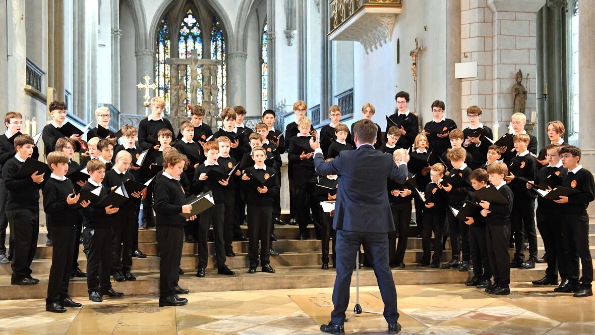 Der Karl-Kraft der Augsburger Domsingknaben stimmte die Zuhörer im Anschluss an den Auftakt durch das Ensemble AUXantiqua und die Grußworte von Bischof Bertram auf einen mehrstündigen Kulturgenuss ein. (Fotos: Nicolas Schnall / pba)