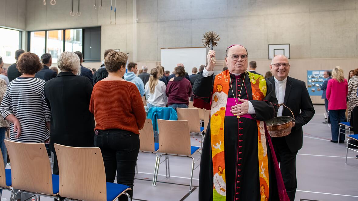 Bischof Bertram segnet den neuentstandenen Gebäudekomplex.