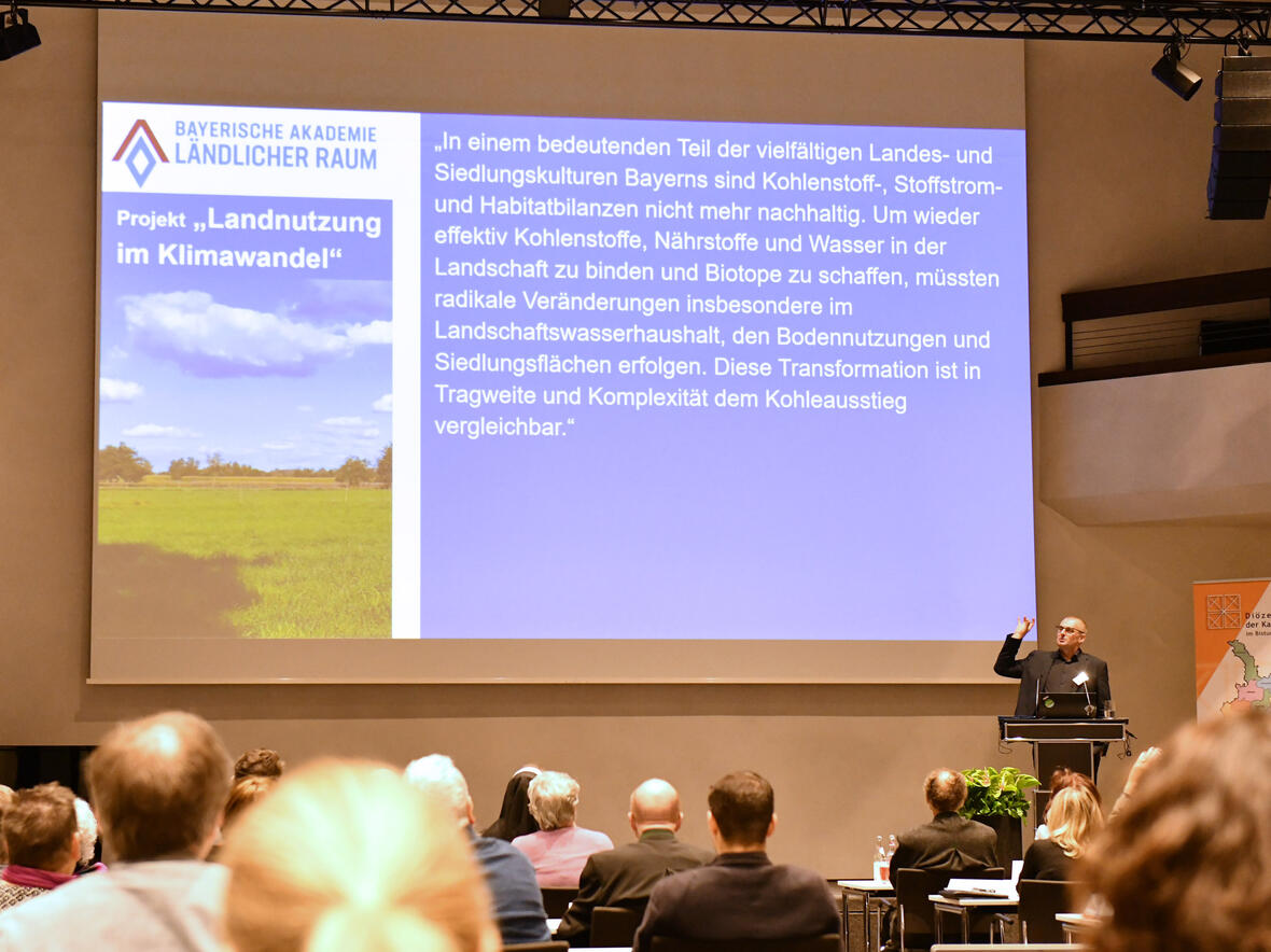 Am zweiten Tag der Herbstvollversammlung diskutierte der Diözesanrat über Bedingungen einer gelingenden gesellschaftlichen Transformation (Fotos: Ulrich Bobinger/pba).