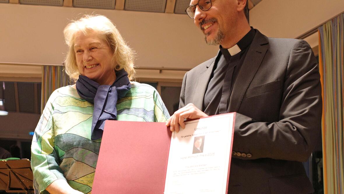Domvikar Dominik Zitzler überreicht Gabriele Brenner den Adlhoch-Preis. Vorgeschlagen wurde die Preisträgerin von CAJ, KAB und Betriebsseelsorge. (Foto: Georg Steinmetz)