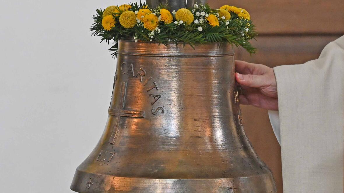 Die neuen Glocken für die Leonhardskapelle wurden mit Chrisam gesalbt. (Fotos: Leander Stork / pba)