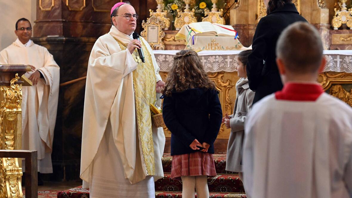 Bischof Bertram wurde durch zwei Kinder aus der Gemeinde herzlich begrüßt.