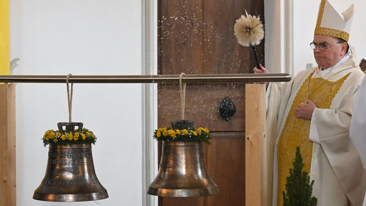 Der Bischof segnete die beiden Glocken mit Weihwasser.