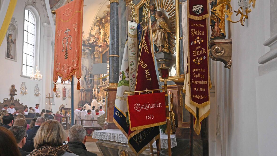 Viele der örtlichen Vereine nahmen an dem Festtag teil. 