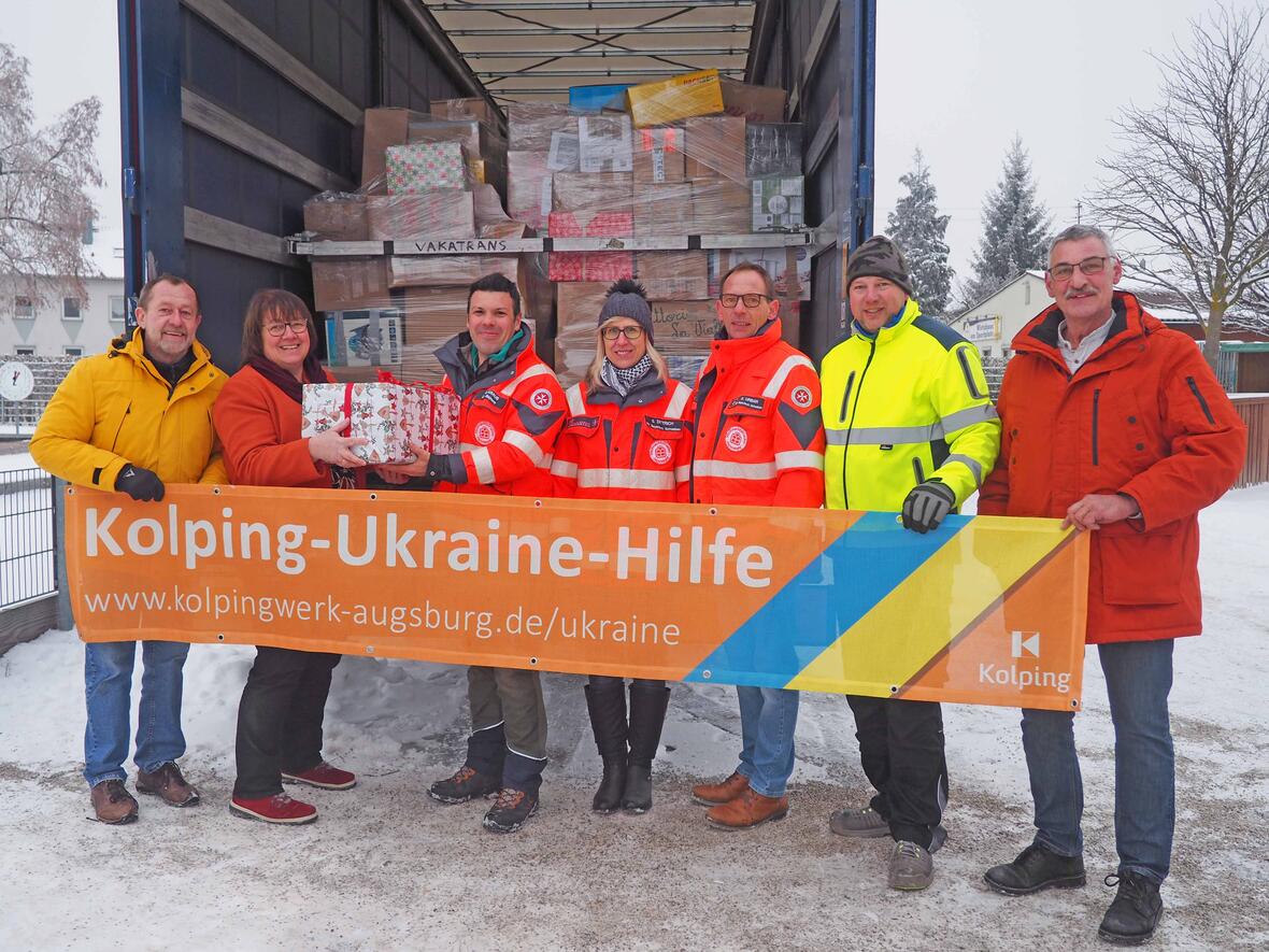 Fleißige Helfer sammeln Spendenpakete für die Ukraine. (Foto: Björn Salanga)