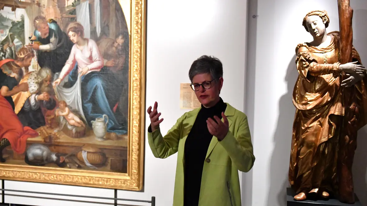 Die Sonderausstellung "Das ist Gold wert" im Diözesanmuseum St. Afra ist ab 5. Dezember für Besucherinnen und Besucher geöffnet. Museumsleiterin Melanie Thierbach führte Medienschaffende vorab durch die Schau. (Foto: Nicolas Schnall pba)
