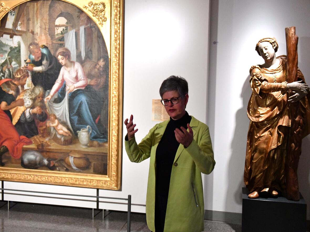 Die Sonderausstellung "Das ist Gold wert" im Diözesanmuseum St. Afra ist ab 5. Dezember für Besucherinnen und Besucher geöffnet. Museumsleiterin Melanie Thierbach führte Medienschaffende vorab durch die Schau. (Foto: Nicolas Schnall pba)