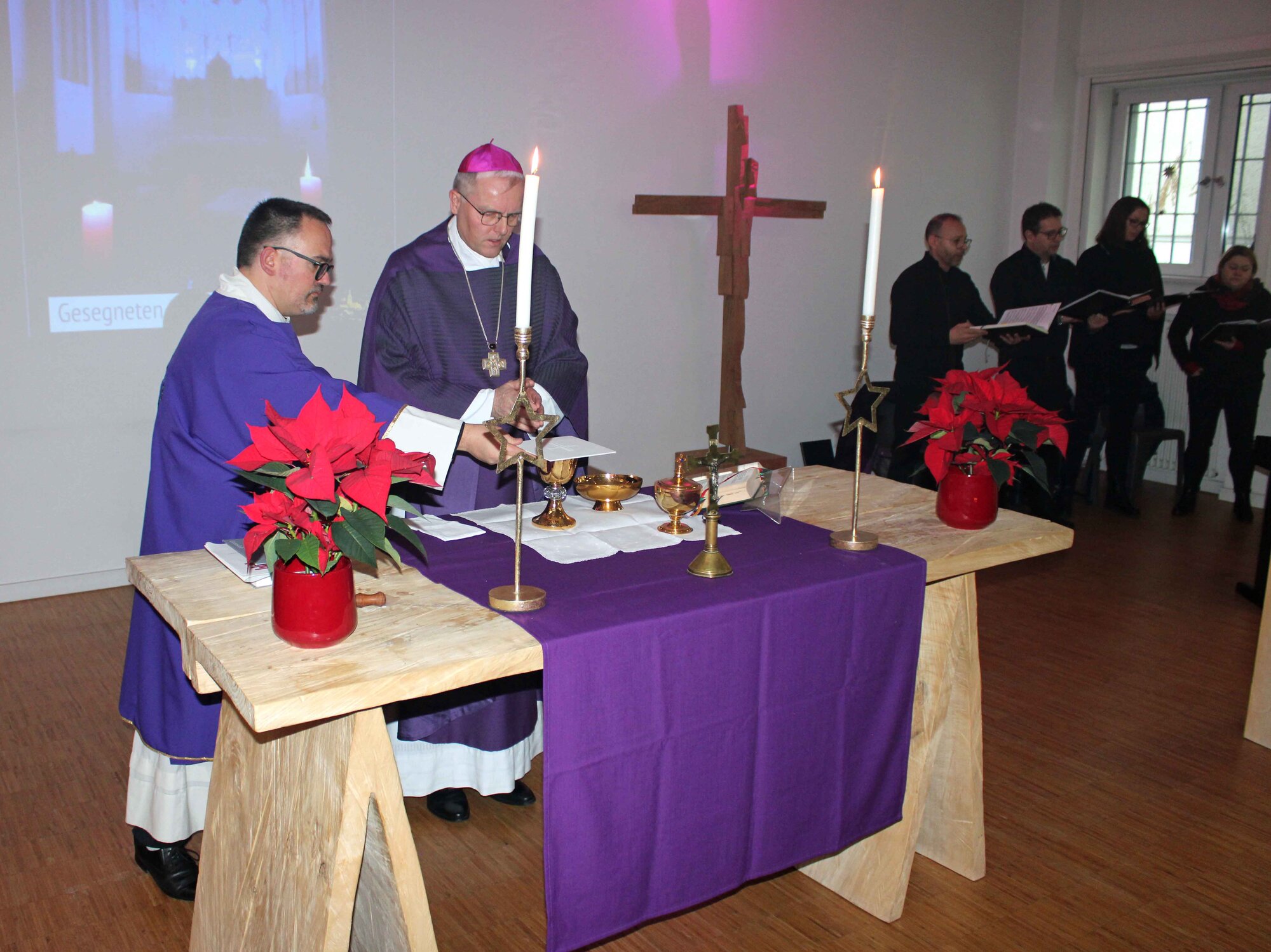Weihbischof Florian Wörner gemeinsam mit Diakon Filip Bäder am Altar. (Foto: Gefängnisseelsorge)