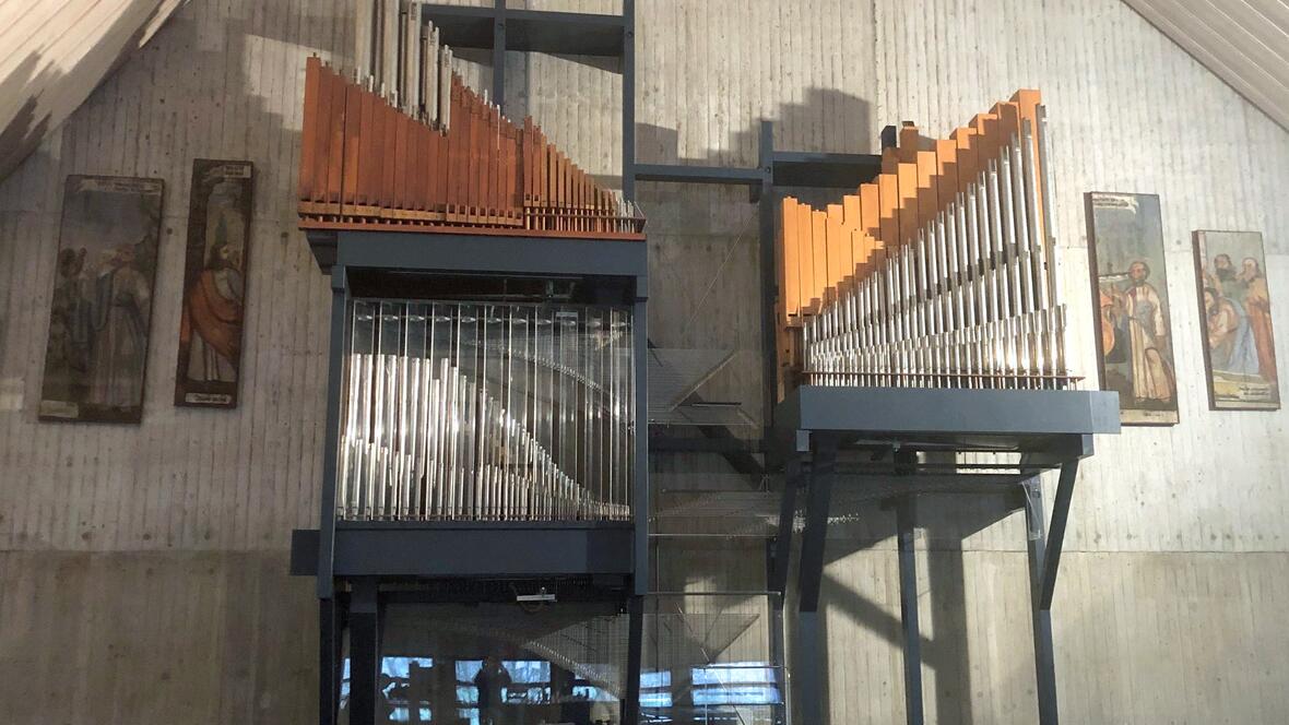 Eine neues Instrument für Tandern: Blick zur Orgel (Fotos von Orgel und Spieltisch: Pater Stefan Kling)