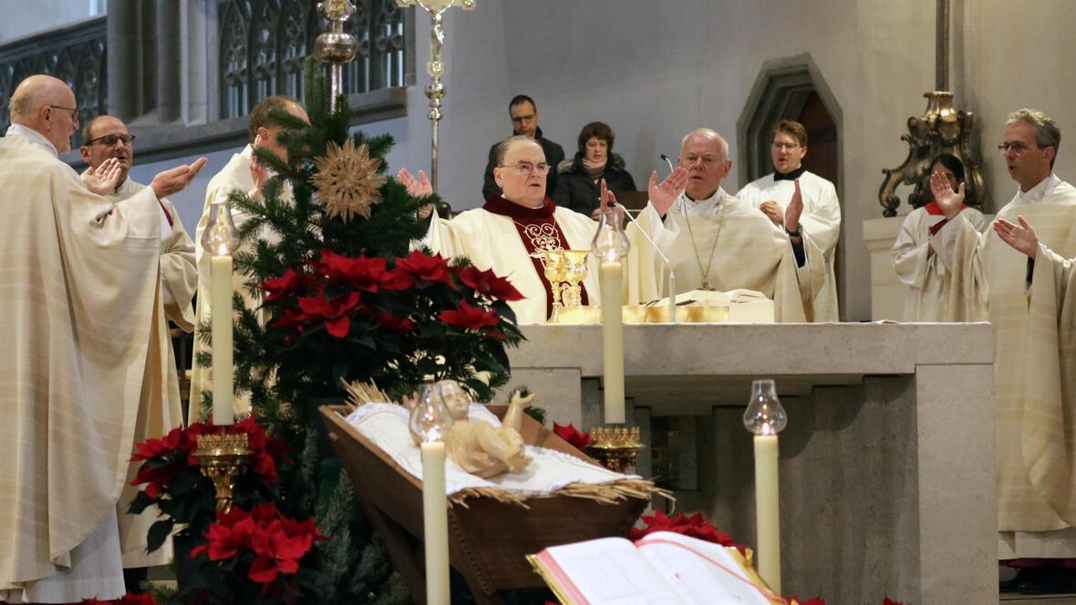 Bischof Dr. Bertram Meier feierte in großer Gemeinschaft das Christfest im Augsburger Dom. (Fotos: Annette Zoepf / pba)