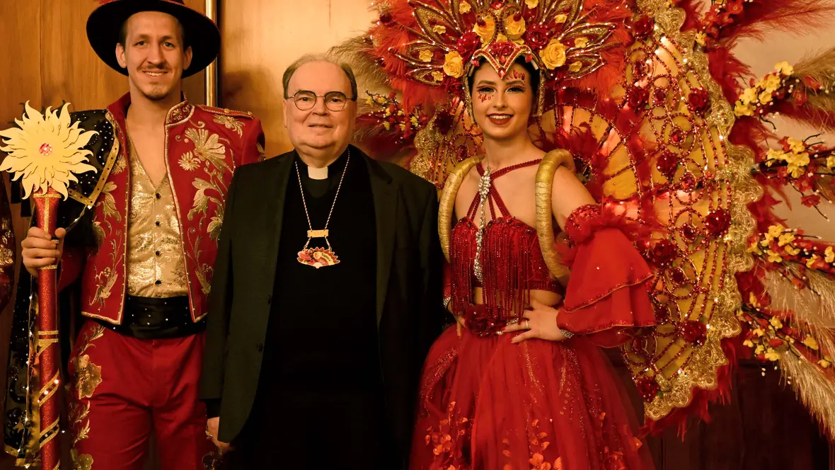 Das Prinzenpaar der Hollaria hat zu Beginn der Faschingssaison das Bischofshaus besucht. Bischof Bertram freute sich wie jedes Jahr über den Besuch. (Fotos: Maria Rösch / pba)