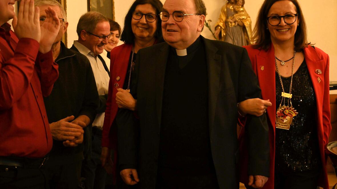 Nach Übergabe des Faschingsordens durfte ein Marsch durch den Raum nicht fehlen.  