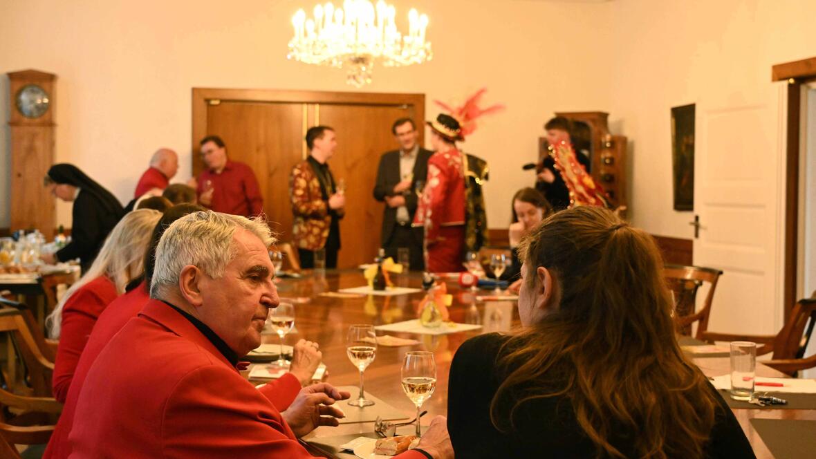 Mit Krapfen, Brezen, Muffins und Getränken wurde der Beginn der Faschingssaison gefeiert.