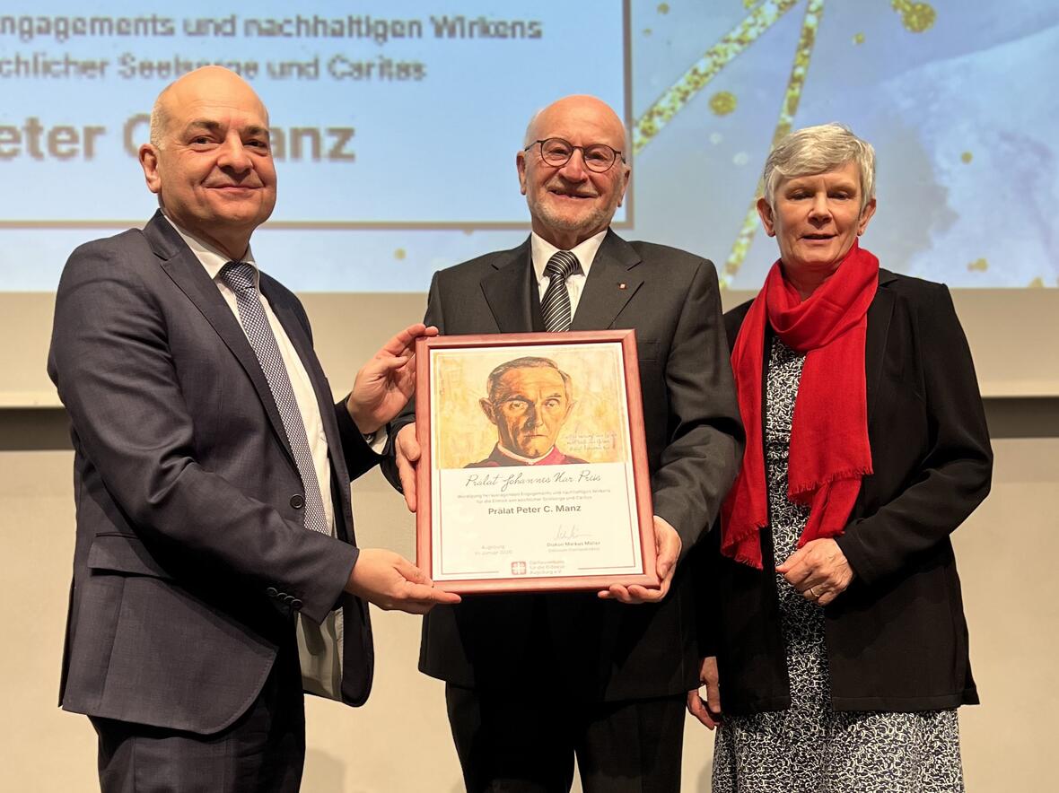 (v.l.) Diözesan-Caritasdirektor Diakon Micahel Müller, Prälat Peter C. Manz und CAB-Geschäftsführerin Brigitta Hoffmann  (Foto: Eva Großkinsky / Caritas Augsburg)