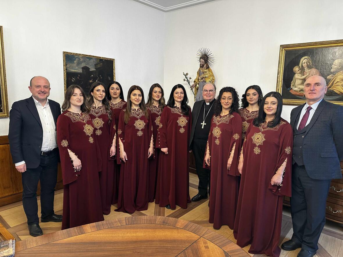 Die neun Sängerinnen samt Leitung waren am Freitag zu Besuch bei Bischof Bertram. (Foto: Leander Stork / pba)