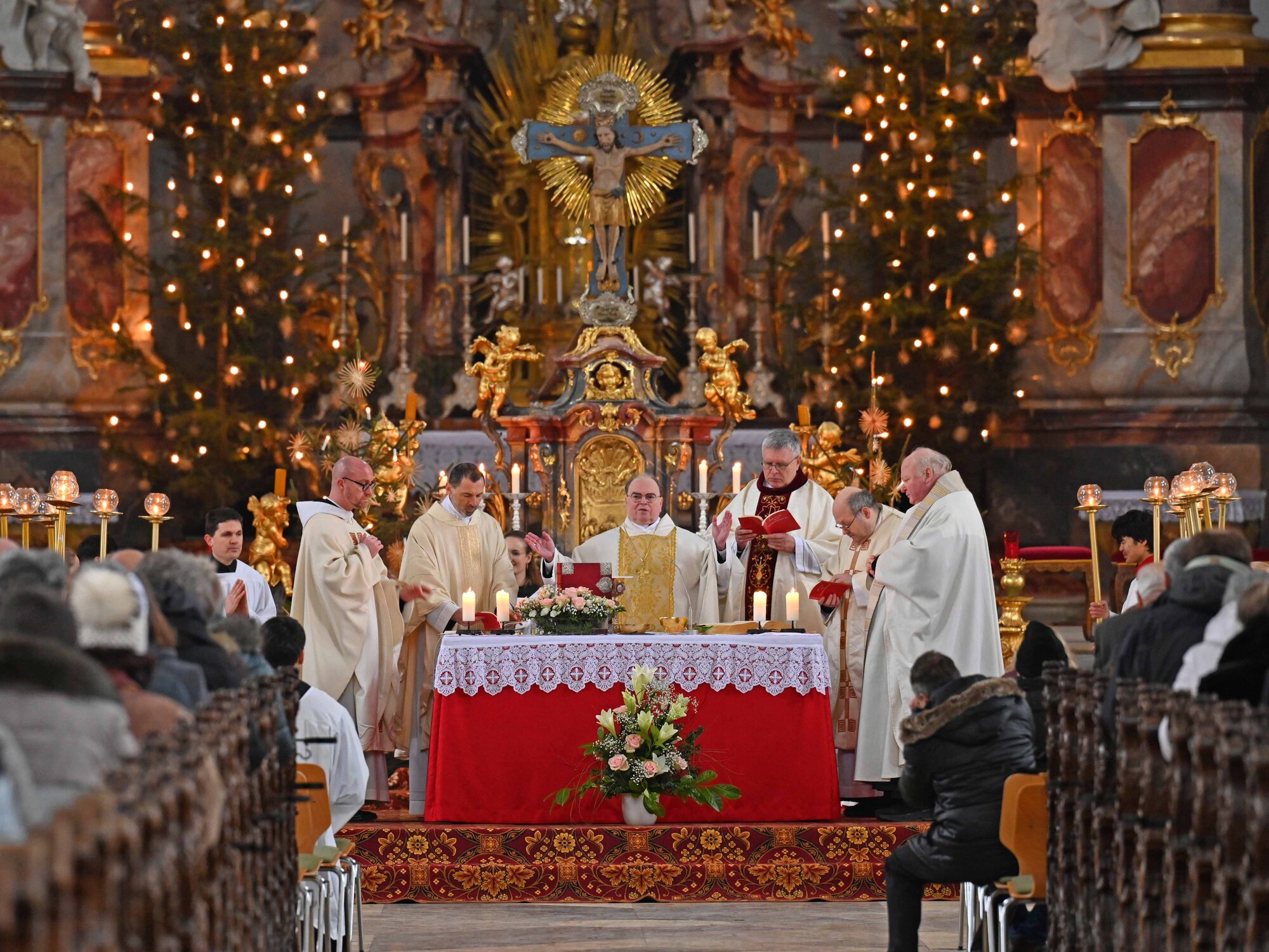 Gemeinsam mit Bischof Bertram feierten die Patres des Konventes die Eucharistie.