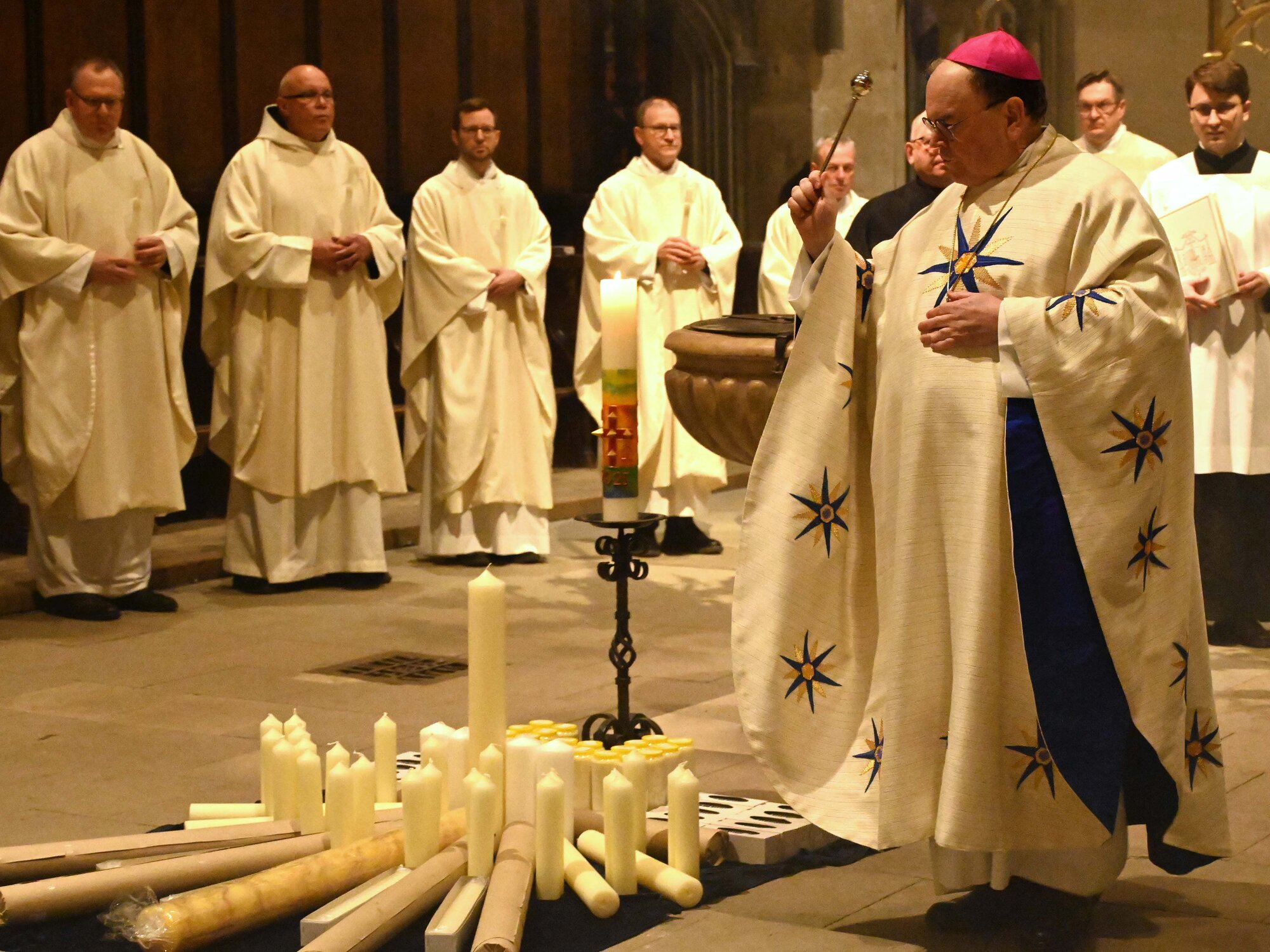 Zu Beginn des Gottesdienstes segnete Bischof Bertram die Kerzen
