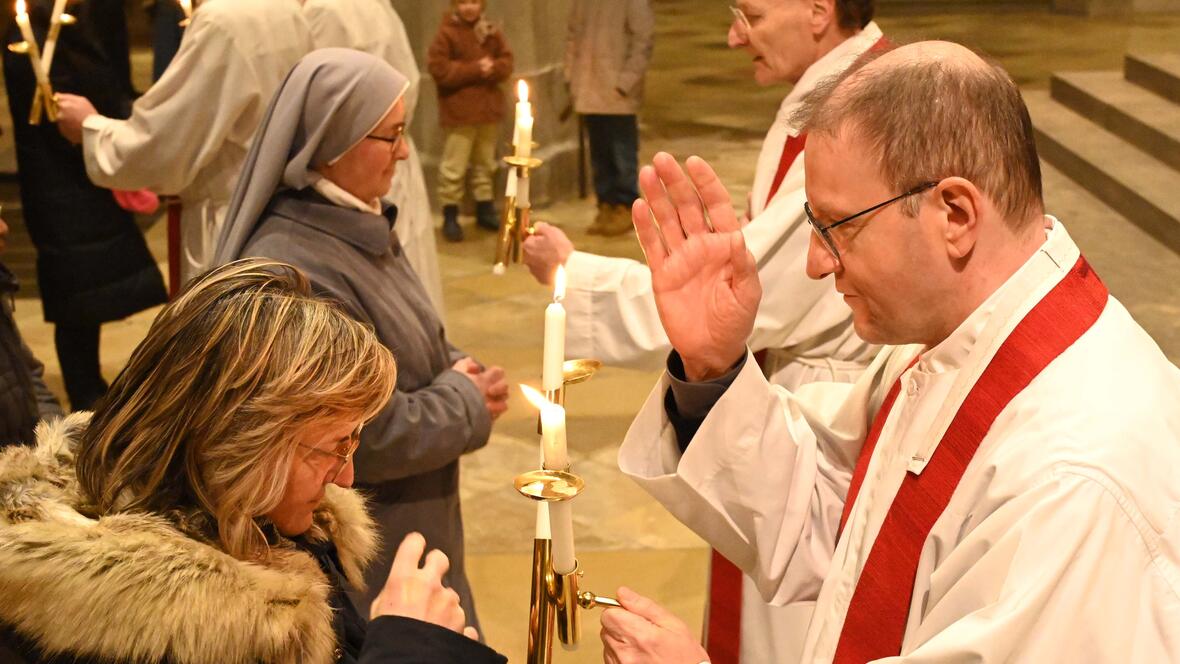 Mehrere Geistliche spendeten im Anschluss an den Gottesdienst den Blasiussegen (Fotos: Ulrich Bobinger/pba).