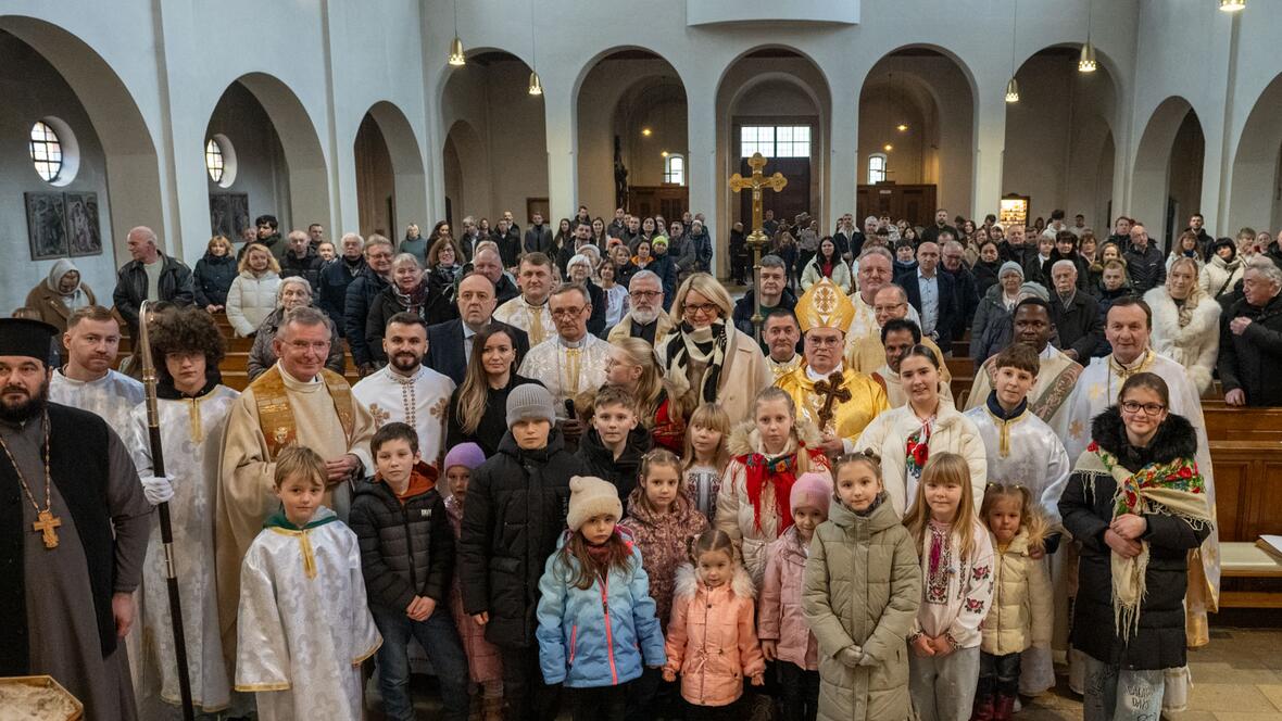 Hunderte Menschen nahmen an der festlichen Liturgie mit Bischof Bertram in der Augsburger Dreifaltigkeitskirche teil (Fotos: Julian Schmidt / pba)