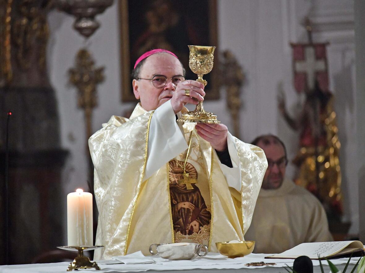 Bischof Bertram trug während des Festgottesdienstes ein Messgewand, auf dem der in der Heiligsprechungsbulle als „alter Christus“ – „zweiter Christus“ bezeichnete Ordensgründer abgebildet war. (Fotos: Nicolas Schnall / pba)