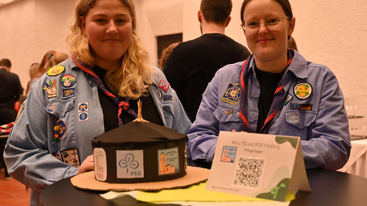 An Tischen im Foyer wurden die eingereichten Projekte vorgestellt. 