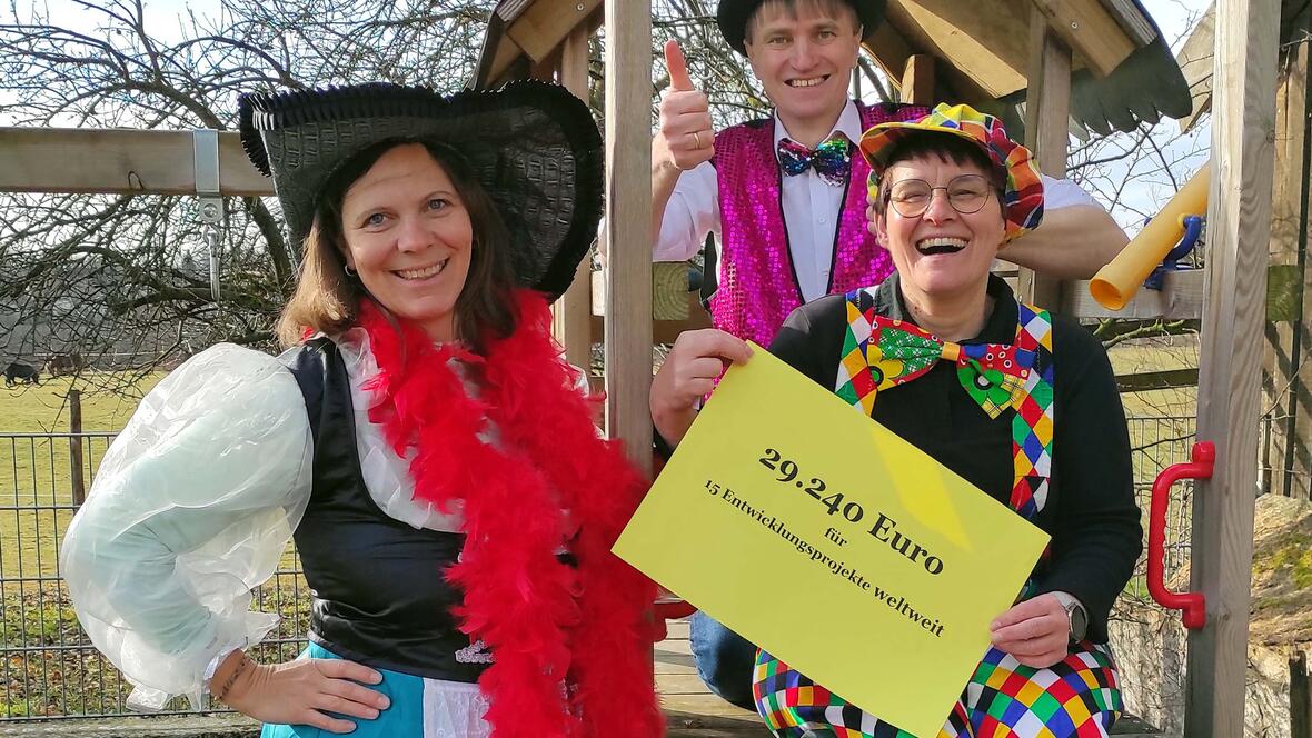 Dankbar für einen reibungslosen Verlauf aller 41 Märkte: (von links) Margot Megele, Johannes Müller und Karin Stippler freuen sich über das Ergebnis der diesjährigen Tour. (Foto: Eugenia Knaus / aktion hoffnung)