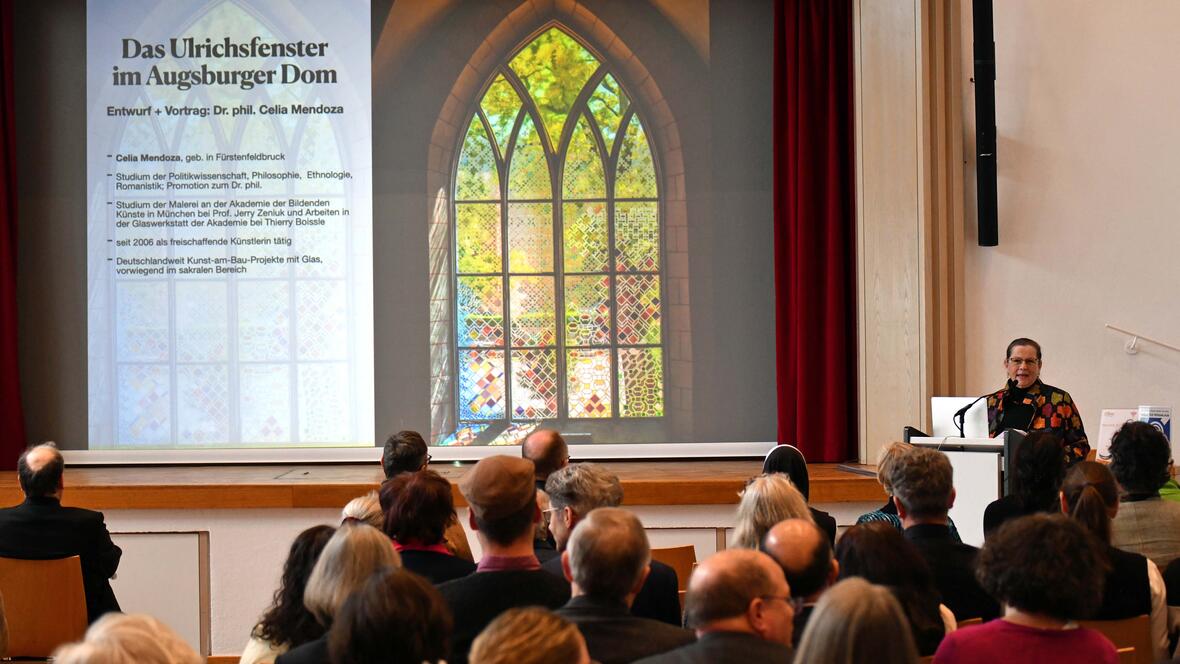 Prof. Dr. Gerda Riedl begrüßte die geladenen Gäste anlässlich des Aschermittwochs der Künstler nach dem Gottesdienst zu Vortrag, Begegnung und kleinem Imbiss im Kolpingsaal. (Fotos: Nicolas Schnall / pba)