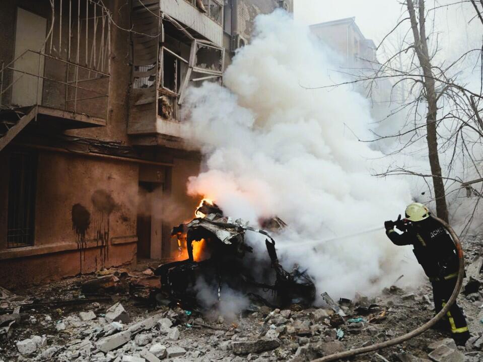 Feuerwehrleute in Charkiw nach einem russischen Angriff auf ein Wohngebäude im Januar 2026 (Foto: Staatlicher Dienst der Ukraine für Notfallsituationen / Wikimedia Commons)