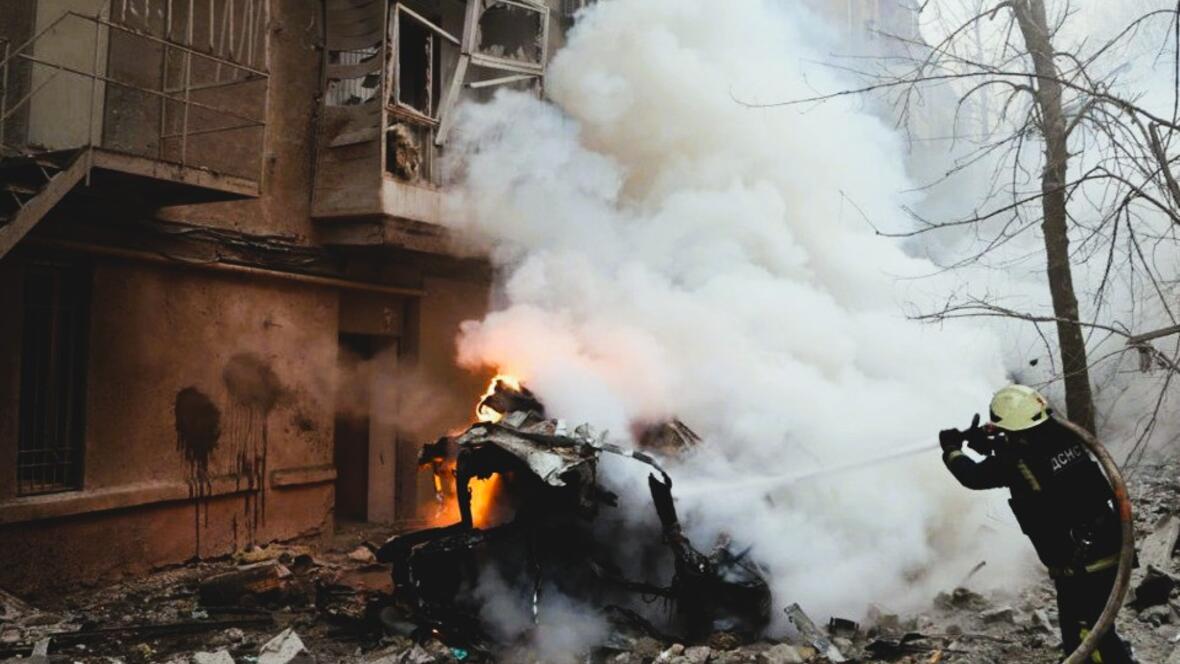 Feuerwehrleute in Charkiw nach einem russischen Angriff auf ein Wohngebäude im Januar 2026 (Foto: Staatlicher Dienst der Ukraine für Notfallsituationen / Wikimedia Commons)