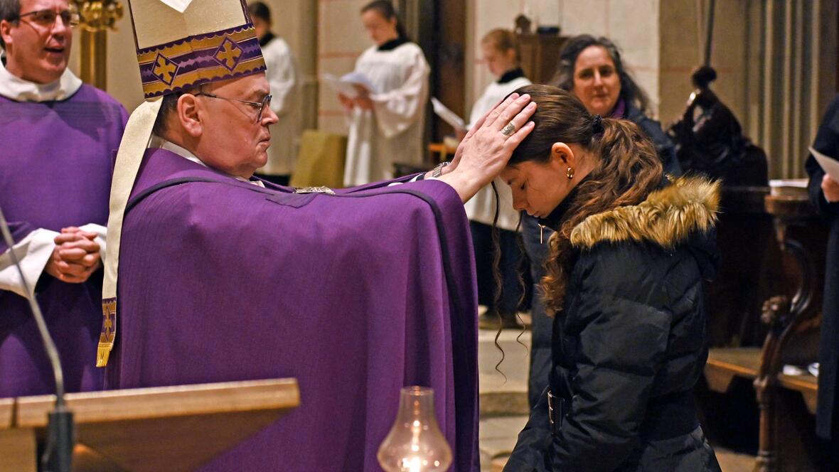 Durch Handauflegung und Gebet wurden die Kandidatinnen und Kandidaten zu den Sakramenten zugelassen. (Fotos: Leander Stork / pba)