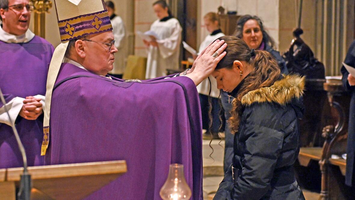 Durch Handauflegung und Gebet wurden die Kandidatinnen und Kandidaten zu den Sakramenten zugelassen. (Fotos: Leander Stork / pba)