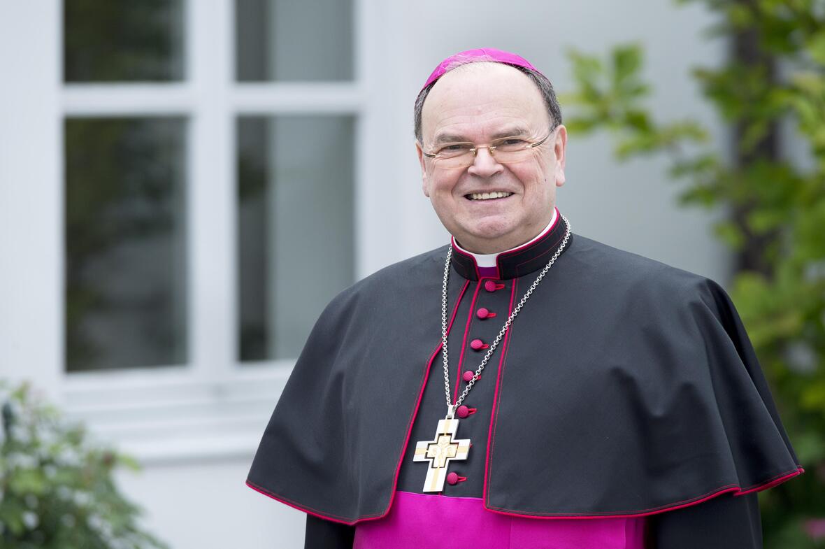 Bischof Dr. Bertram Meier gratuliert dem neuen Vorsitzenden der DBK. (Foto: Bernd Müller / pba)