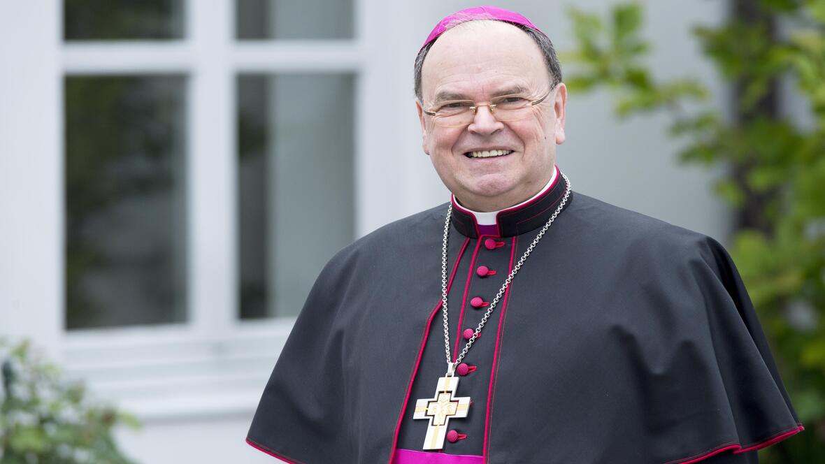 Bischof Dr. Bertram Meier gratuliert dem neuen Vorsitzenden der DBK. (Foto: Bernd Müller / pba)