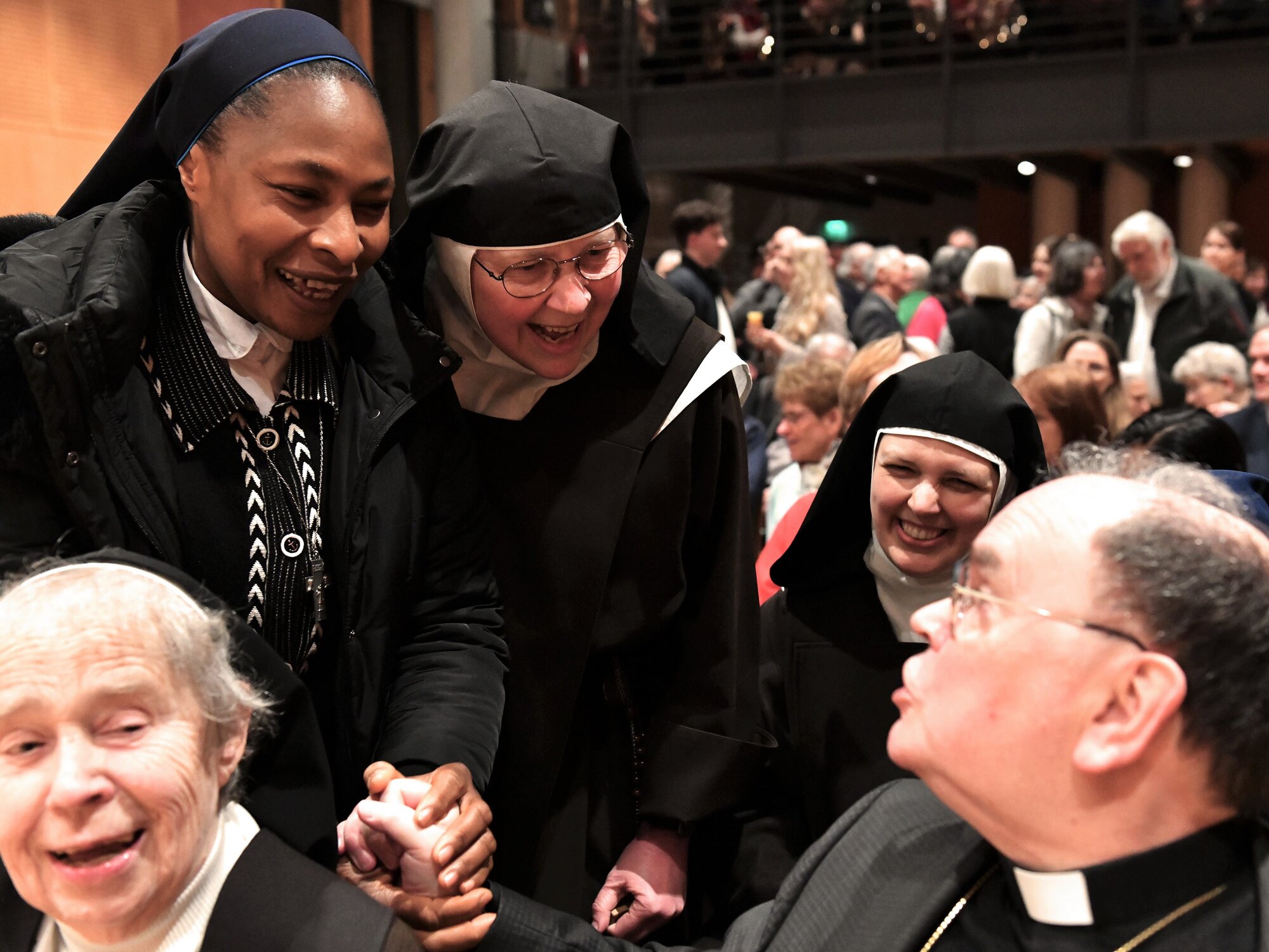 Bischof Bertram im heiteren Austausch mit den Schwestern
