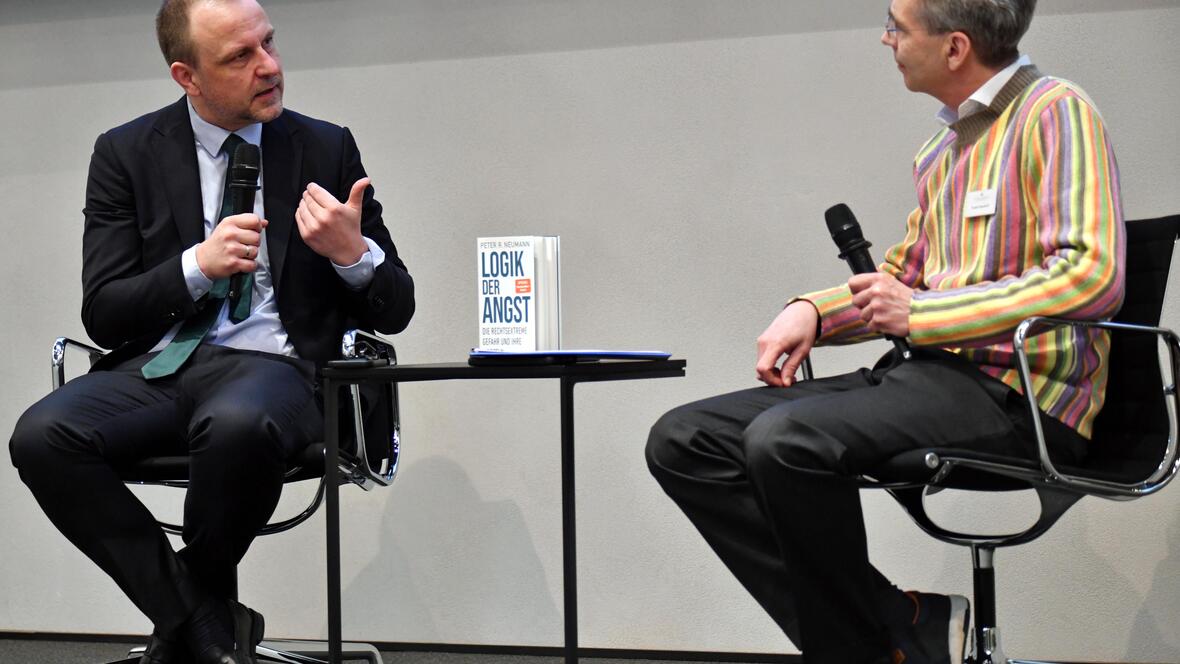 Gestern Abend noch bei Caren Miosga in Berlin, heute Vormittag beim Studientag des Bischofs in Augsburg: Extremismus-Experte Prof. Peter Neumann (links) im Gespräch mit Dr. Rudolf Häselhoff, Leiter der diözesanen Fortbildungsabteilung. (Fotos: Nicolas Schnall / pba)