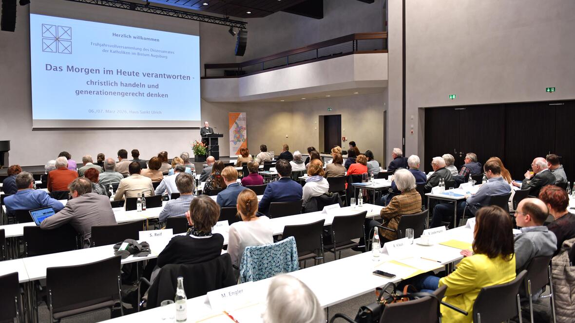 Bischof Bertram nahm die Delegierten der Frühjahrsvollversammlung des Diözesanrats mit auf eine Reise in die Vergangenheit. (Fotos: Nicolas Schnall / pba)
