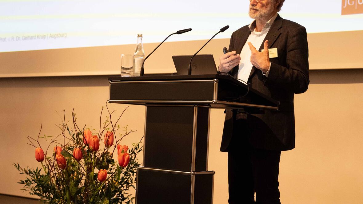 Prof i.R. Gerhard Kruip referierte zum Thema "Generationengerechtigkeit" (Fotos: Maria Rösch / pba) 