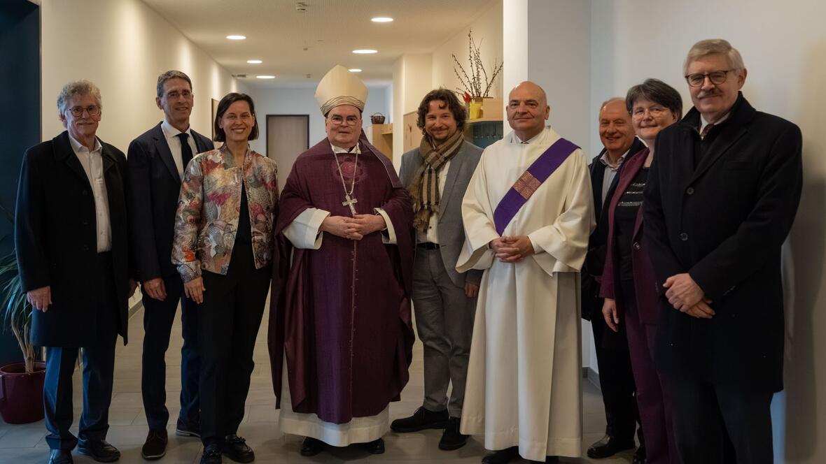 Bischof Bertram mit den Mitgliedern des Stiftungsrats (v.l.): Gerhard Martin, der scheidende Stiftungsvorstand Robert Freiberger, die stv. Stiftungsvorständin Doreen Paus. Bischof Dr. Bertram Meier, der designierte neue Stiftungsvorstand Gernot Jungbauer, Diözesan-Caritasdirektor und Stiftungsratvorsitzender Diakon Markus Müller, Nikolaus Oblinger, Andrea Eisenbarth und Peter Kindermann.