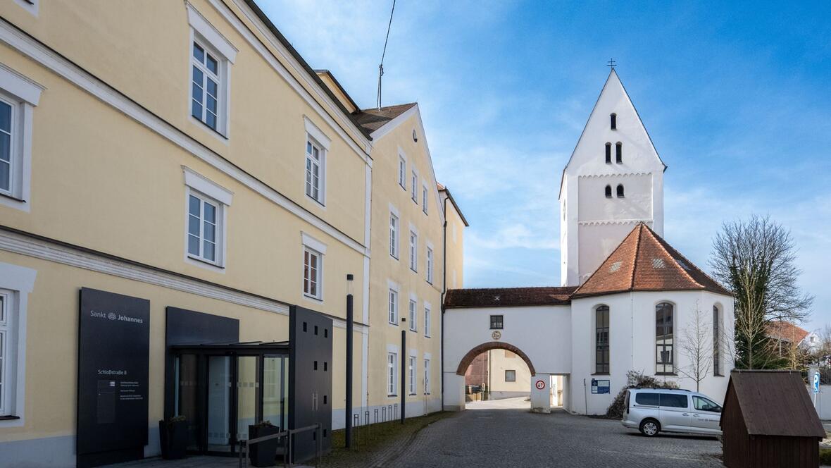 Die Stiftung Sankt Johannes ist seit 1860 im Barockschloss Schweinspoint bei Marxheim beheimatet.