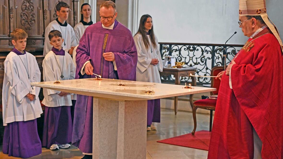 Während der Weiheliturgie in der Wallfahrtskirche St. Michael wurde Weihrauch auf dem Altar entzündet. (Fotos: Leander Stork / pba)