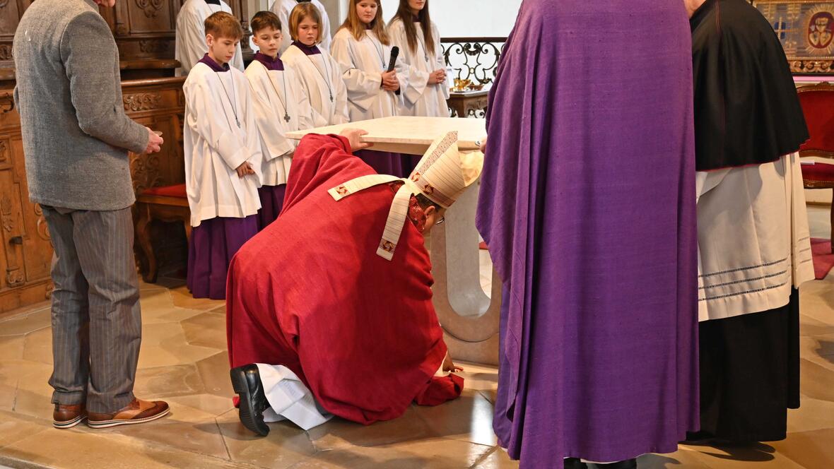 Im Altar wurden Reliquien der heiligen Birgitta und des hl. Simpert beigesetzt.