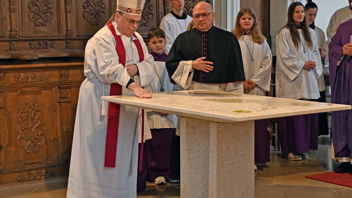 Mit Chrisam bestrich Bischof Bertram die Altarplatte.