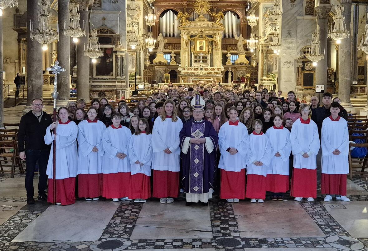 Donauwörther Schülerinnen und Schüler zusammen mit Bischof Bertram auf Rom-Wallfahrt (Foto: Realschule St. Ursula)