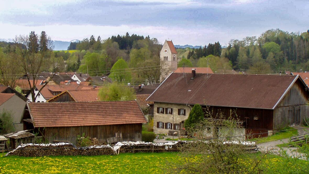 Huglfing mit der Pfarrkirche St. Magnus von Osten (Foto: Wikimedia Commons)