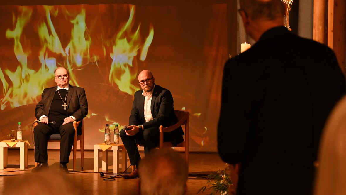 Bischof Bertram und Staatsminister Mehring stellten sich den Fragen der Gäste. (Fotos: Leander Stork / pba)
